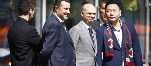 Dalla sinistra i dirigenti Mirabelli, Fassone e il presidente del Milan Yonghong Li