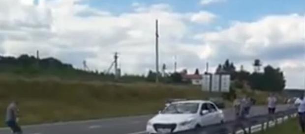 Atak na polskie auto na Ukrainie (źródło: youtube.com). Atak na polskie auto na Ukrainie (źródło: youtube.com).
