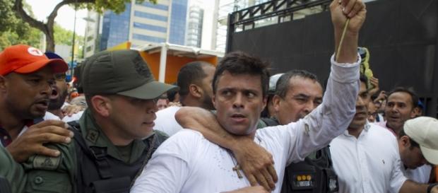 Con la salida de Leopoldo López de la cárcel, se redefinen los caminos: paz o más violencia (foto: lanacionweb.com) Con la salida de Leopoldo López de la cárcel, se redefinen los caminos: paz o más violencia (foto: lanacionweb.com)