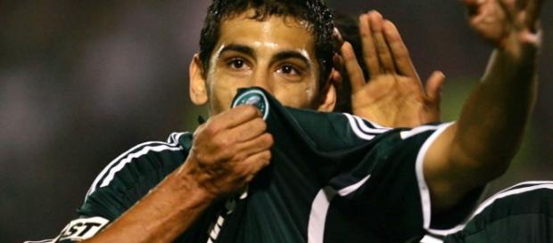 Diego Souza beija escudo quando jogava no Palmeiras. ( Foto: Reprodução) Diego Souza beija escudo quando jogava no Palmeiras. ( Foto: Reprodução)