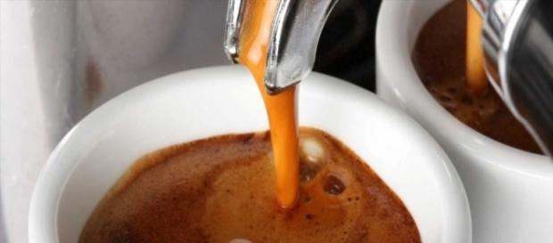 Lo studio condotto su un campione anche di italiani: il caffè allunga la vita. Lo studio condotto su un campione anche di italiani: il caffè allunga la vita.