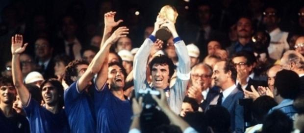 Madrid, 11 luglio 1982: Dino Zoff leva al cielo la Coppa del Mondo Madrid, 11 luglio 1982: Dino Zoff leva al cielo la Coppa del Mondo