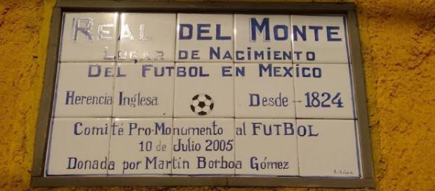 Placa conmemorativa de Declaración de Real del Monte como lugar de nacimiento del fútbol en México. Placa conmemorativa de Declaración de Real del Monte como lugar de nacimiento del fútbol en México.