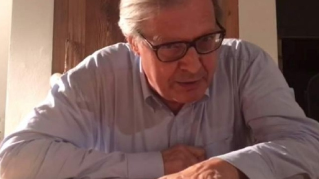 Vittorio Sgarbi ha pubblicato su Facebook un video dove "esulta" per la querela ricevuta dalla sindaca di Roma.