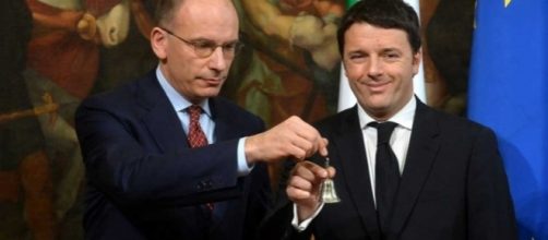 Enrico Letta e Matteo Renzi scambiano la campanella