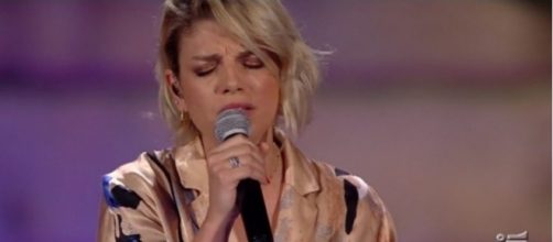 Gossip, Emma Marrone: critiche per l'omaggio in tv e voci di flirt con un collega.