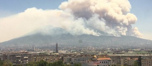 Nuovi incendi colpiscono il Vesuvio, ancora una densa colonna di fumo si alza dal vulcano, allerta a Napoli e nell'hinterland. Foto: Facebook.