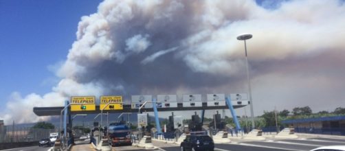 Vesuvio in fiamme: la scena choc vista dai caselli