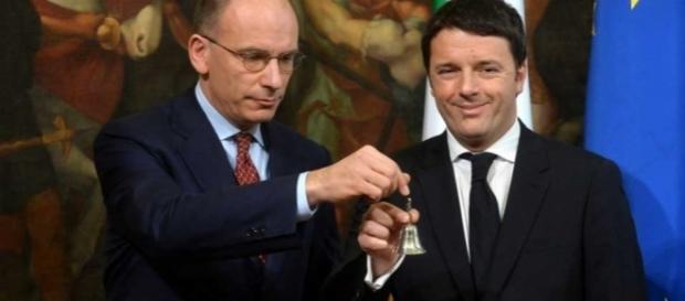 Enrico Letta e Matteo Renzi scambiano la campanella Enrico Letta e Matteo Renzi scambiano la campanella