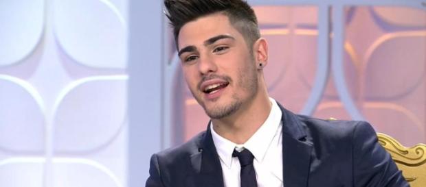 Joni sentado en el trono de MYHYV. Joni sentado en el trono de MYHYV.