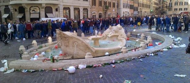 ROMA FA SCHIFO: La Barcaccia come non l'avete mai vista. Piazza di ... - romafaschifo.com ROMA FA SCHIFO: La Barcaccia come non l'avete mai vista. Piazza di ... - romafaschifo.com
