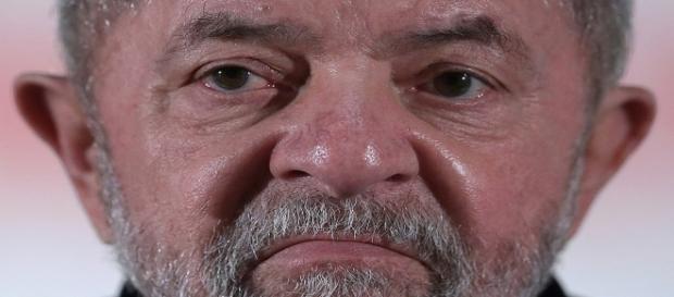 Sergio Moro condena Lula pelo caso do triplex no Guarujá Sergio Moro condena Lula pelo caso do triplex no Guarujá