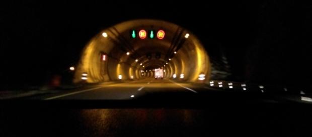 Túnel vehicular en carretera mexicana minutos antes de encontrar el accidente. Túnel vehicular en carretera mexicana minutos antes de encontrar el accidente.