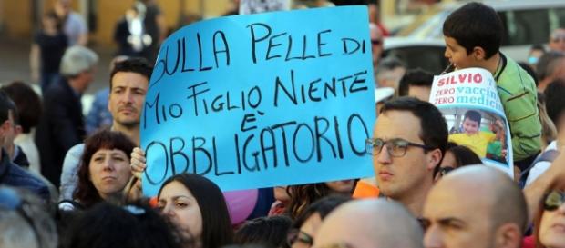 Vaccini obbligatori, la dittatura che c'è dietro il decreto Lorenzin Vaccini obbligatori, la dittatura che c'è dietro il decreto Lorenzin