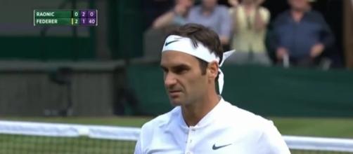 Roger Federer impegnato a Wimbledon