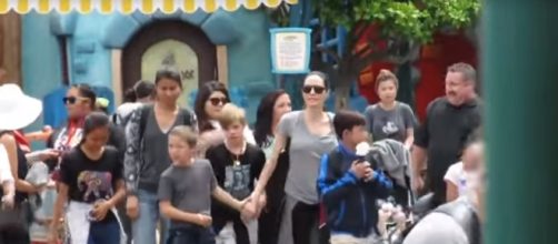 Angelina Jolie at Disneyland - Fãs de Angelina Jolie | YouTube