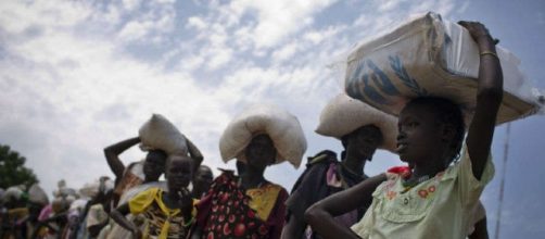 Donne in coda per ricevere aiuti alimentari del Programma alimentare mondiale a Bentiu nel 2016 in Sud Sudan (Fonte:Kate Holt/UNICEF via AP)
