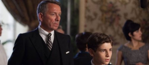 El joven Bruce Wayne y su mayordomo Alfred - Fotograma de "Gotham"