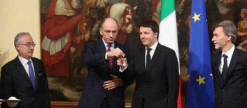 Enrico Letta in "modalità broncio" durante il rito del passaggio della campanella a Matteo Renzi nel 2014