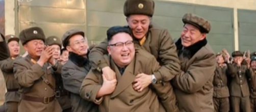 Kim Jong-un festeggia il suo nuovo missile intercontinentale.