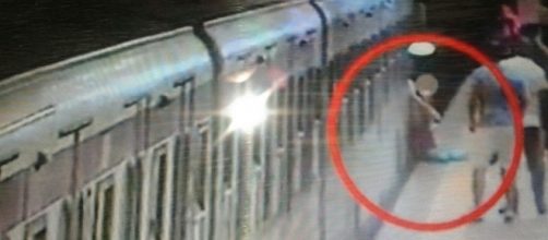 Roma: donna incastrata fra le porte e trascinata dalla metro