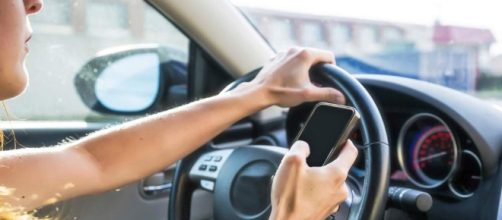 Telefono al volante: in arrivo inasprimento sanzioni dalle modifiche al Codice della Strada