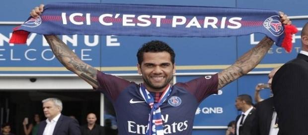 Dani Alves y su presentación como jugador del PSG Dani Alves y su presentación como jugador del PSG