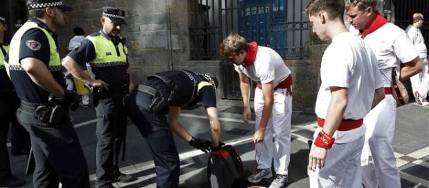 Decomisadas chapas con mensajes vejatorios en una calle de Pamplona Decomisadas chapas con mensajes vejatorios en una calle de Pamplona