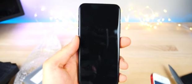 iPhone 8 - Hands On With Prototype & Case! Image credit EverythingApplePro | YouTube iPhone 8 - Hands On With Prototype & Case! Image credit EverythingApplePro | YouTube