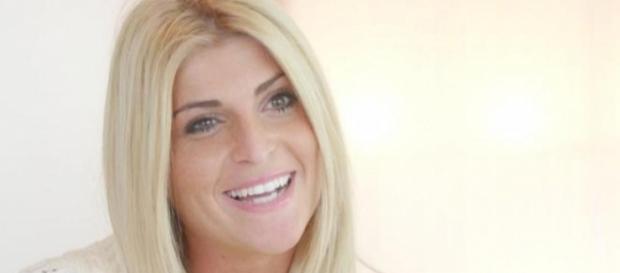 Mélanie (Les Anges 9, Les Vacances des Anges 2) et sa nouvelle bouche. Mélanie (Les Anges 9, Les Vacances des Anges 2) et sa nouvelle bouche.
