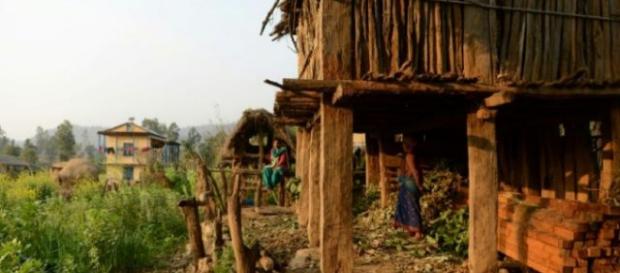 Mulher morre durante o 'exílio menstrual' no Nepal Mulher morre durante o 'exílio menstrual' no Nepal