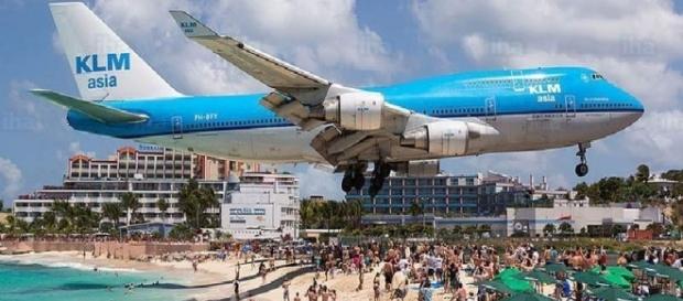 O turistă a murit după ce a fost lovită de suflul unui avion cu reacție pe celebra plajă Maho din Caraibe - Foto: iha.com O turistă a murit după ce a fost lovită de suflul unui avion cu reacție pe celebra plajă Maho din Caraibe - Foto: iha.com