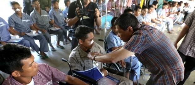 Philippine President Rodrigo Duterte visiting wounded soldiers (Presidential Communications Operations Office photo). Philippine President Rodrigo Duterte visiting wounded soldiers (Presidential Communications Operations Office photo).