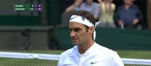 Roger Federer impegnato a Wimbledon Roger Federer impegnato a Wimbledon
