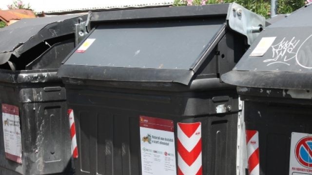 A Roma un nonno ha gettato la nipotina di tre anni in un cassonetto dell'immondizia perch&eacute; piangeva