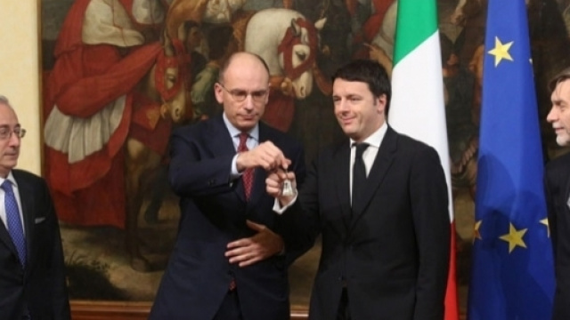Enrico Letta in "modalit&agrave; broncio" durante il rito del passaggio della campanella a Matteo Renzi nel 2014