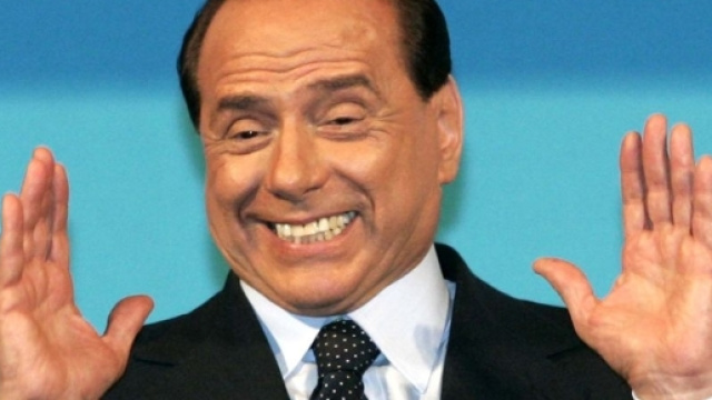 Luigi Berlusconi bacia un uomo: come ha reagito papà Silvio