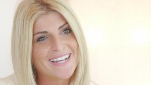 Mélanie (Les Anges 9, Les Vacances des Anges 2) et sa nouvelle bouche.