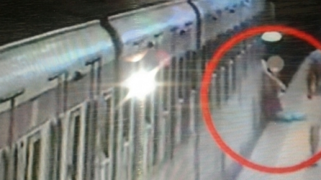 Roma: donna incastrata fra le porte e trascinata dalla metro
