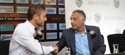 Stretta di mano tra Francesco Totti e James Pallotta (fonte: ilmessaggero.it)