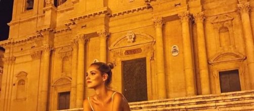 Chiara Ferragni seduta sulla scalinata della Cattedrale di Noto