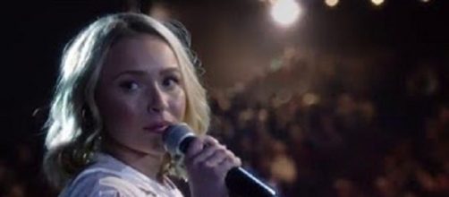 Hayden Panettiere pulls a few tips out of her arsenal of acting skills for Lennon and Maisy Stella. Screencap CMT/YouTube