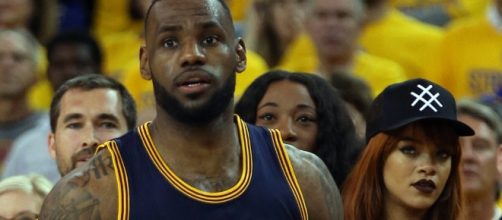 LeBron James observó mientras Lonzo Ball hacía un show en la liga de verano, y se aseguró de notar los zapatos que llevaba puestos.