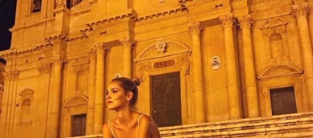 Chiara Ferragni seduta sulla scalinata della Cattedrale di Noto Chiara Ferragni seduta sulla scalinata della Cattedrale di Noto