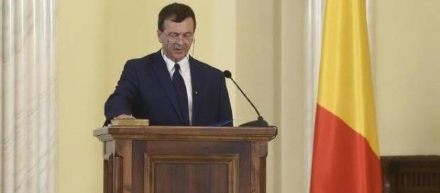 Cine este Lucian Georgescu, profesorul gălățean ajuns ministru Cine este Lucian Georgescu, profesorul gălățean ajuns ministru