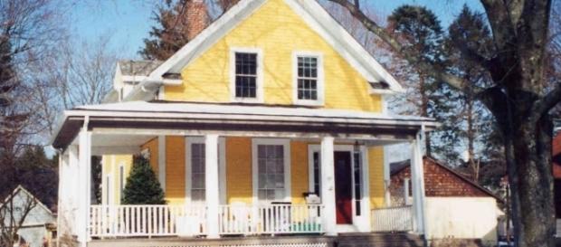 Gable Front House with porch by author Marcbela via Wikimedia Commons Gable Front House with porch by author Marcbela via Wikimedia Commons
