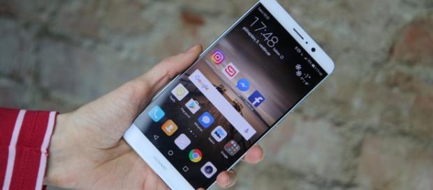Huawei Mate 10 could feature bezel-less design / Photo via Andri Koolme, Flickr Huawei Mate 10 could feature bezel-less design / Photo via Andri Koolme, Flickr