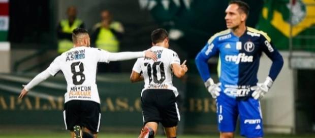 Jadson converte pênalti e abre caminho para vitória no derby. ( Foto: Google) Jadson converte pênalti e abre caminho para vitória no derby. ( Foto: Google)