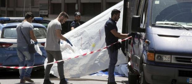 Le forze dell'ordine dopo la scoperta dei cadaveri dei coniugi (credits: TGcom24) Le forze dell'ordine dopo la scoperta dei cadaveri dei coniugi (credits: TGcom24)