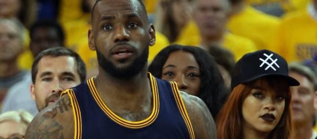 LeBron James observó mientras Lonzo Ball hacía un show en la liga de verano, y se aseguró de notar los zapatos que llevaba puestos. LeBron James observó mientras Lonzo Ball hacía un show en la liga de verano, y se aseguró de notar los zapatos que llevaba puestos.